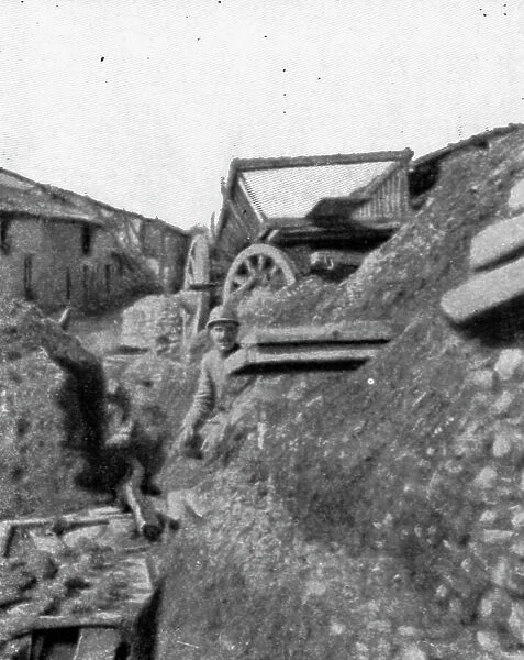 Aspects du champ de bataille de Verdun; Tranchee et barricade a la lisiere du village de... 1916. Creator: Unknown