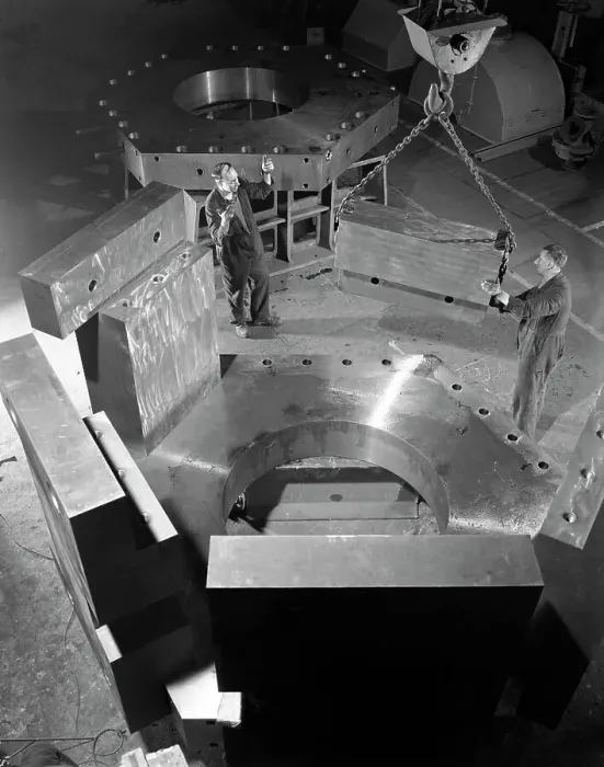 Framed Print : Assembling a bubble chamber at the Edgar Allen Steel Co, Sheffield, 1964. Artist
