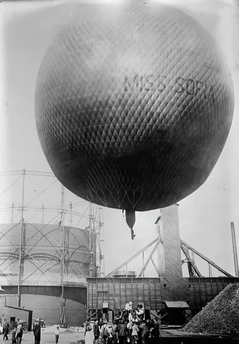 Framed Print : Assman's Balloon, between c1910 and c1915. Creator: Bain News Service Framed Print : Assman's Balloon, between c1910 and c1915. Creator: Bain News Service