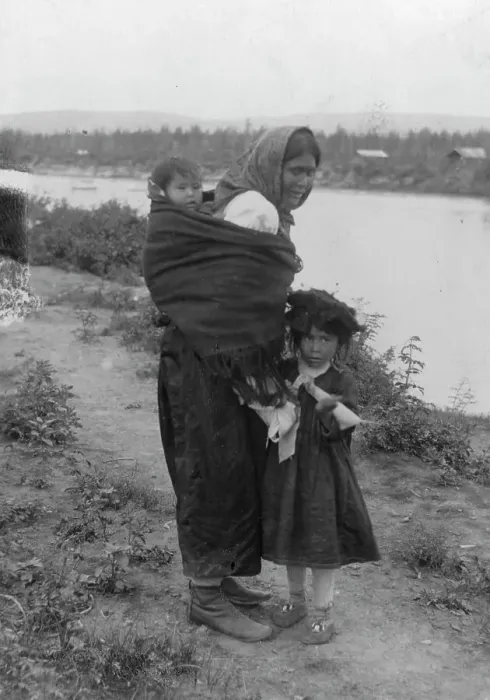 Framed Print : Athapascan Indian mother and children, between c1900 and 1923. Creator: Unknown Framed Print : Athapascan Indian mother and children, between c1900 and 1923. Creator: Unknown