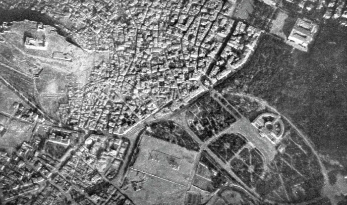 Framed Print : Athenes vue en avion; L'Acropole. Le Zappeion et le Palais de Roi, 1916. Creator: Unknown Framed Print : Athenes vue en avion; L'Acropole. Le Zappeion et le Palais de Roi, 1916. Creator: Unknown