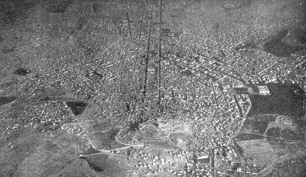 Athenes vue en avion; vue general d'Athenes, prise en avion a une altitude de 1, 800... 1916. Creator: Unknown
