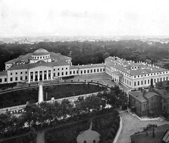 Framed Print : Au Palais de Tauride; Le palais de Tauride, siege de la Douma et centre de la revolution... 1917. Creator: Unknown Framed Print : Au Palais de Tauride; Le palais de Tauride, siege de la Douma et centre de la revolution... 1917. Creator: Unknown