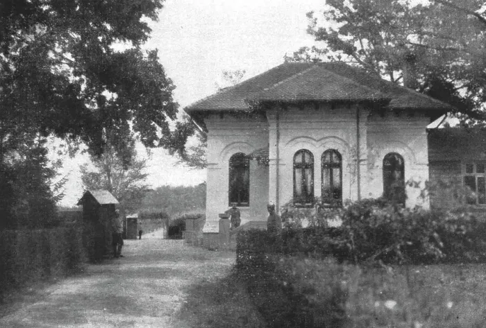 Framed Print : Au quartier general du roi de Roumanie; le pavillon de chasse roi Ferdinandet le prince... 1916. Creator: Unknown Framed Print : Au quartier general du roi de Roumanie; le pavillon de chasse roi Ferdinandet le prince... 1916. Creator: Unknown