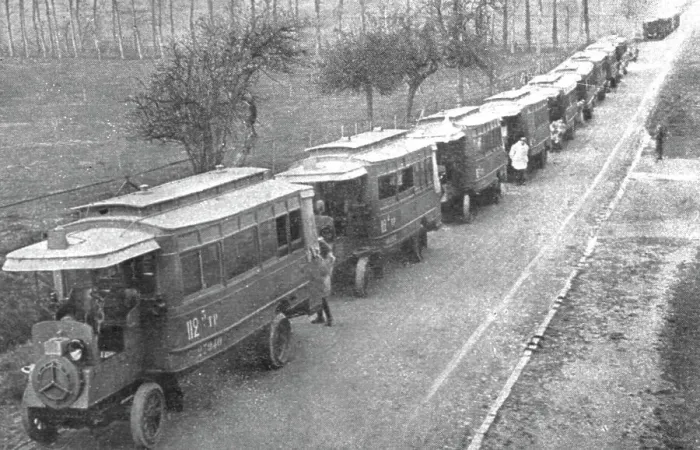 Framed Print : Au Volant; les autobus de Paris affectes aux transports de troupes, 1918. Creator: Unknown Framed Print : Au Volant; les autobus de Paris affectes aux transports de troupes, 1918. Creator: Unknown