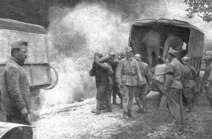 Framed Print : Au Volant; Ravitaillement en munitions d'une batterie en action, 1918. Creator: Unknown