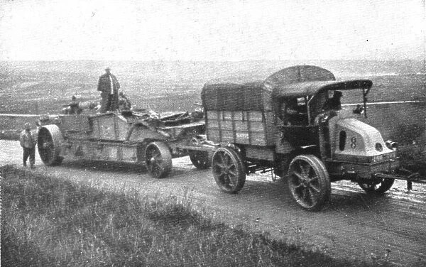 Au Volant; Tracteurs d'une piece de 240: voiture-affut et voiture-piece, 1918. Creator: Unknown
