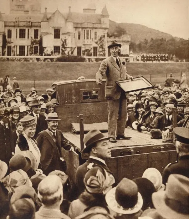 Framed Print : An auction for charity at Balmoral, 1930s (1935) Framed Print : An auction for charity at Balmoral, 1930s (1935)