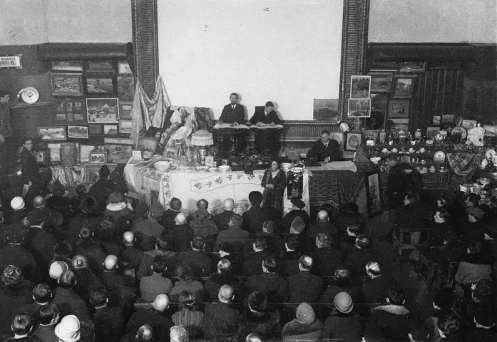Framed Print : Auction of porcelain and Crown jewels of the Tsar in Moscow, 1927 Framed Print : Auction of porcelain and Crown jewels of the Tsar in Moscow, 1927