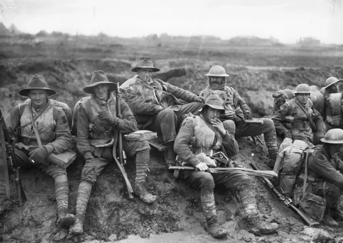 Framed Print : Australia in the Great War. Unidentified men of the 5th Division, 1916. Creator: Anonymous Framed Print : Australia in the Great War. Unidentified men of the 5th Division, 1916. Creator: Anonymous