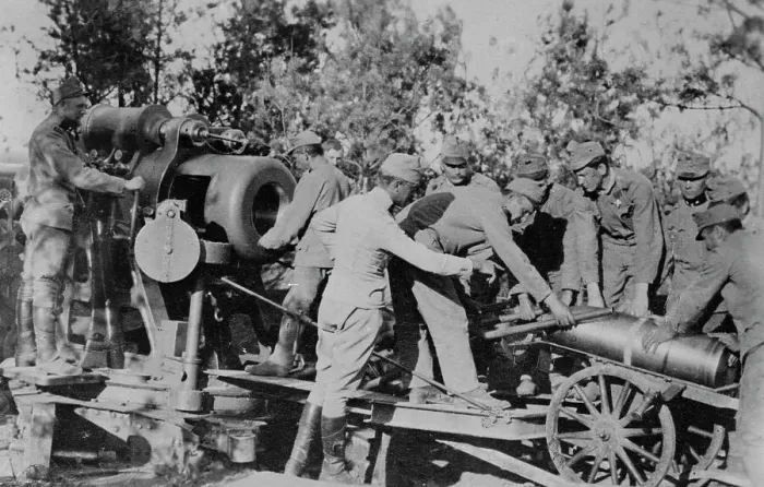 Framed Print : Austrians loading 30.5 cm gun, between c1915 and 1918. Creator: Bain News Service Framed Print : Austrians loading 30.5 cm gun, between c1915 and 1918. Creator: Bain News Service