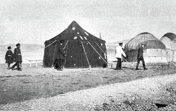 Aux armees russes d'Asie; Un chef kurde vient au camp de l'etat-major russe, 1916. Creator: Unknown