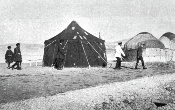 Framed Print : Aux armees russes d'Asie; Un chef kurde vient au camp de l'etat-major russe, 1916. Creator: Unknown Framed Print : Aux armees russes d'Asie; Un chef kurde vient au camp de l'etat-major russe, 1916. Creator: Unknown