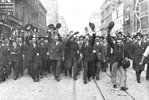 'Aux cris de 'Vive la France !', sa voiture est escortee jusqu'a l'Elysee, 1914. Creator: Unknown. 'Aux cris de 'Vive la France !', sa voiture est escortee jusqu'a l'Elysee, 1914. Creator: Unknown