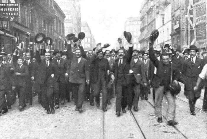 Framed Print : Aux cris de Vive la France !, sa voiture est escortee jusqu'a l'Elysee, 1914. Creator: Unknown. Aux cris de Vive la France !, sa voiture est escortee jusqu'a l'Elysee, 1914. Creator: Unknown Framed Print : Aux cris de Vive la France !, sa voiture est escortee jusqu'a l'Elysee, 1914. Creator: Unknown. Aux cris de Vive la France !, sa voiture est escortee jusqu'a l'Elysee, 1914. Creator: Unknown