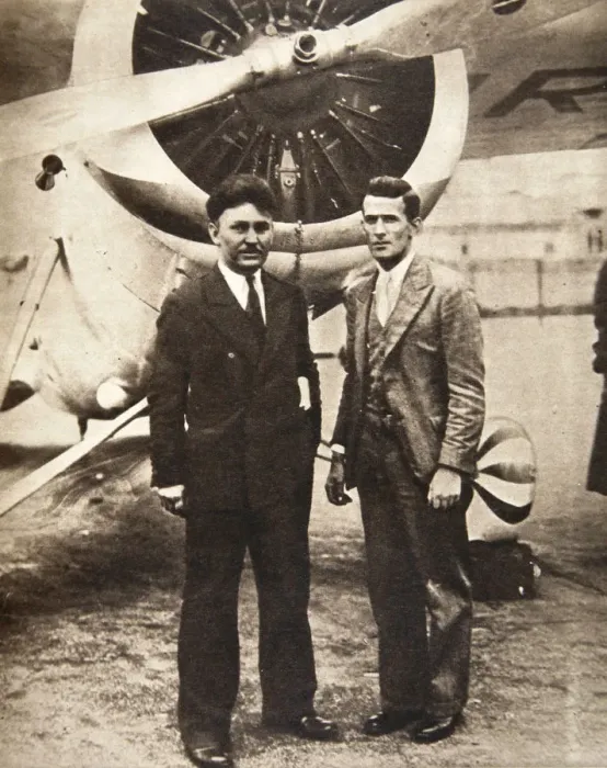 Framed Print : Aviators Wiley Post and Harold Gatty in front of Winnie Mae, New York, USA, 1931 Framed Print : Aviators Wiley Post and Harold Gatty in front of Winnie Mae, New York, USA, 1931