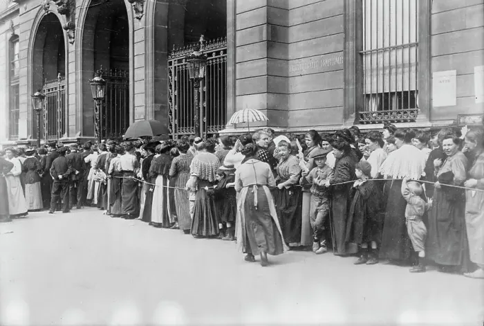 Framed Print : Awaiting relief, Paris, between c1914 and c1915. Creator: Bain News Service Framed Print : Awaiting relief, Paris, between c1914 and c1915. Creator: Bain News Service