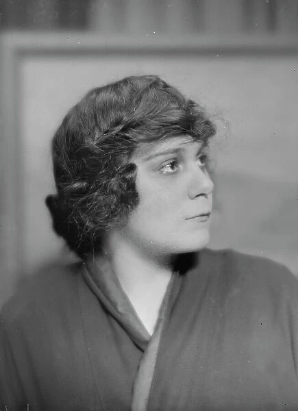 Ayers, Paula, Miss, portrait photograph, 1916 Oct. 10. Creator: Arnold Genthe