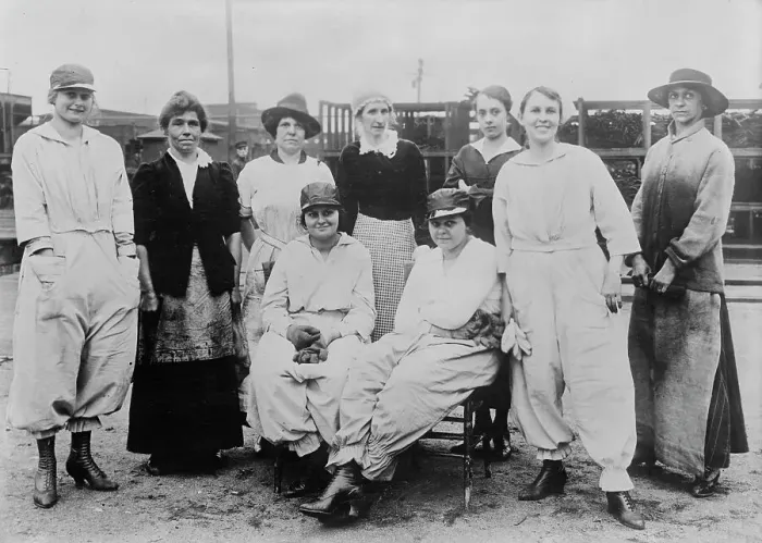 Framed Print : B & O Women Workers, Loraine, O. [i.e. Lorain, Ohio], 1917. Creator: Bain News Service. B & O Women Workers, Loraine, O. [i.e. Lorain, Ohio], 1917. Creator: Bain News Service