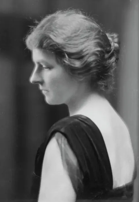 Framed Print : Babcock, O.E. Mrs. portrait photograph, 1915. Creator: Arnold Genthe Framed Print : Babcock, O.E. Mrs. portrait photograph, 1915. Creator: Arnold Genthe
