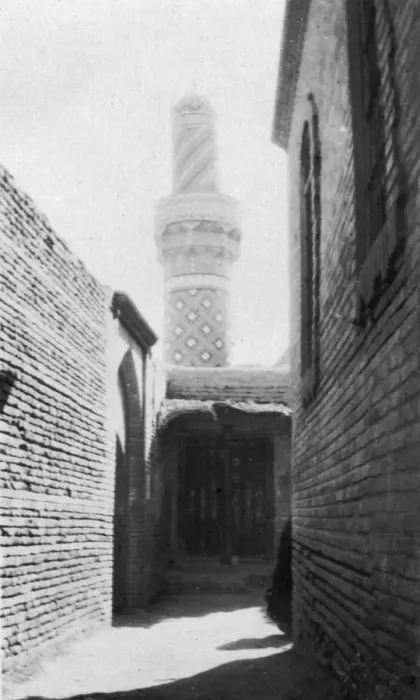 Framed Print : Backstreet and old mosque, Baghdad, Iraq, 1917-1919 Framed Print : Backstreet and old mosque, Baghdad, Iraq, 1917-1919