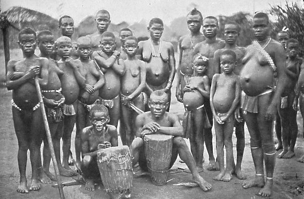 Bambute Pygmy group with two Walese women, 1902