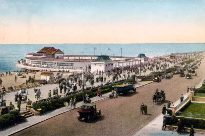 Framed Print : The bandstand and promenade, Worthing, West Sussex, early 20th century Framed Print : The bandstand and promenade, Worthing, West Sussex, early 20th century