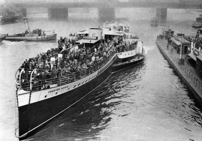 Framed Print : A bank holiday crowd on board a paddle steamer headed for Margate, London, 1926-1927 Framed Print : A bank holiday crowd on board a paddle steamer headed for Margate, London, 1926-1927
