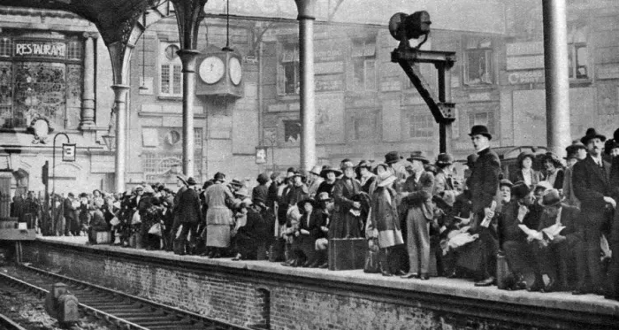 Framed Print : A bank holiday crowd waiting for a train to Margate, London, 1926-1927 Framed Print : A bank holiday crowd waiting for a train to Margate, London, 1926-1927