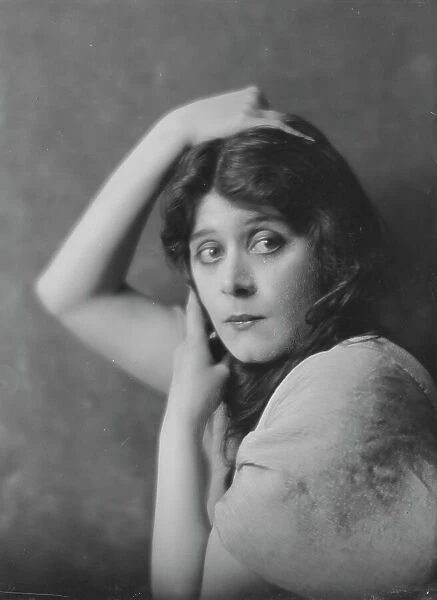 Bara, Theda, Miss, portrait photograph, 1916 Nov. 11. Creator: Arnold Genthe