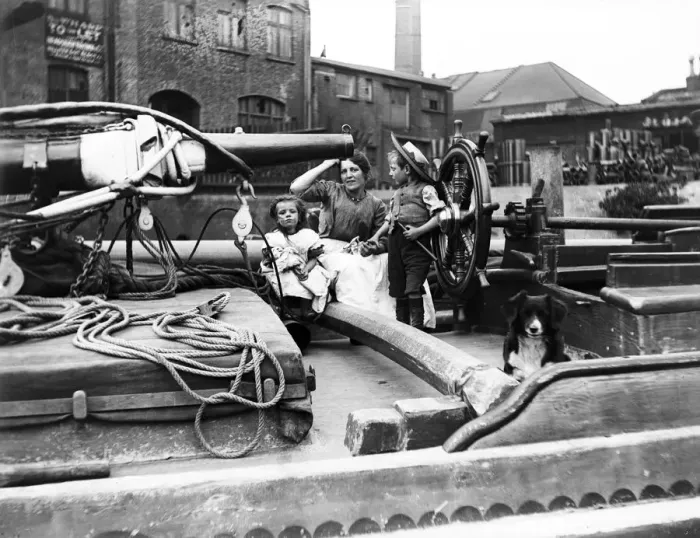 Framed Print : Barge family on a dumpy barge, London, c1905 Framed Print : Barge family on a dumpy barge, London, c1905