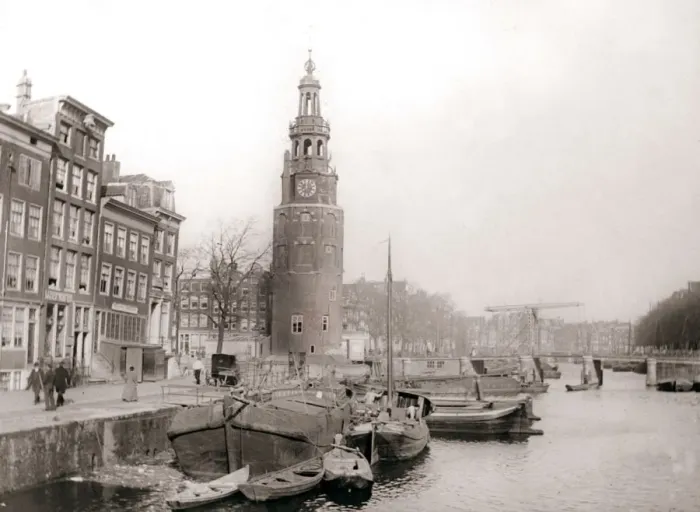 Framed Print : Barges on the canal in front of the Montelbaanstoren, Amsterdam, 1898. Artist: James Batkin Framed Print : Barges on the canal in front of the Montelbaanstoren, Amsterdam, 1898. Artist: James Batkin