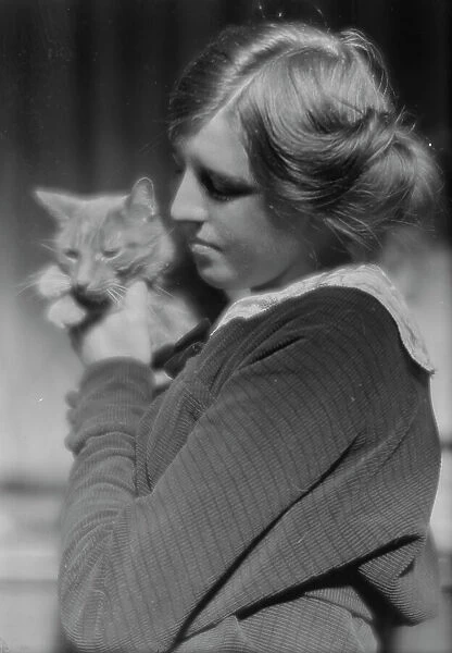 Barhyte, Marion, Miss, with Buzzer the cat, portrait photograph, 1914 Feb. 25. Creator: Arnold Genthe