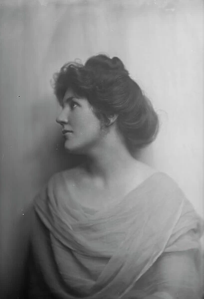 Barnitz, Anna, Miss, portrait photograph, 1913. Creator: Arnold Genthe