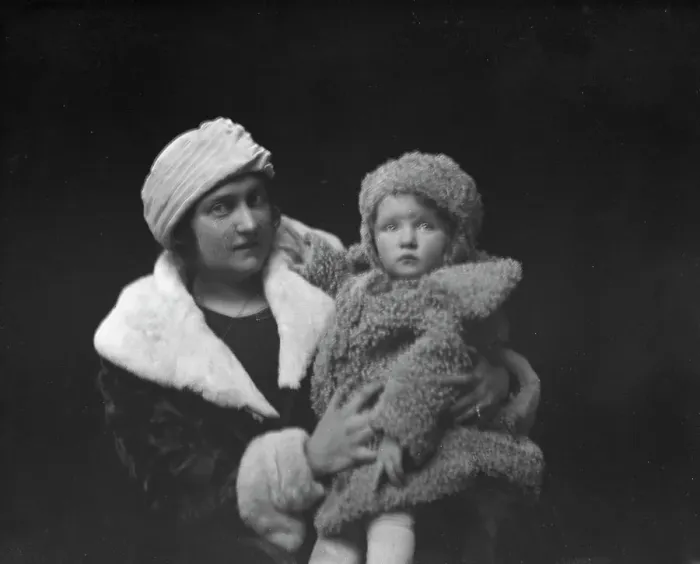 Framed Print : Barnsdoff, Mrs. and baby, portrait photograph, ca. 1918. Creator: Arnold Genthe