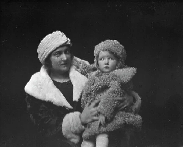 Barnsdoff, Mrs. and baby, portrait photograph, ca. 1918. Creator: Arnold Genthe