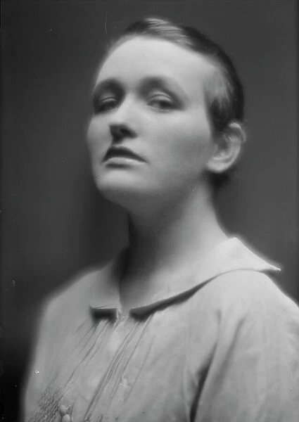 Barnwell, Mrs. portrait photograph, between 1913 and 1942. Creator: Arnold Genthe