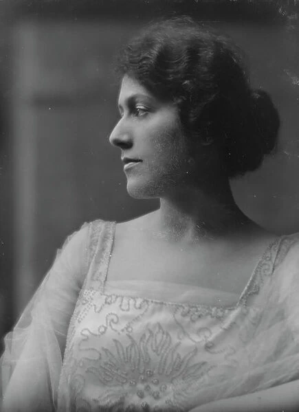 Barr, Marian, Miss, portrait photograph, 1917. Creator: Arnold Genthe