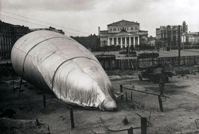 Framed Print : Barrage balloon at the Bolshoi Theatre, Moscow, USSR, 1942 Framed Print : Barrage balloon at the Bolshoi Theatre, Moscow, USSR, 1942