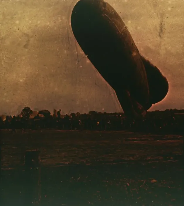 Framed Print : Barrage balloon, c1914-c1918 Framed Print : Barrage balloon, c1914-c1918