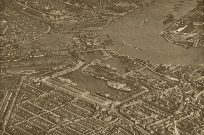 Framed Print : The Three Basins of the East India Docks and the Blackwall Reach of the Thames Seen From The Air Framed Print : The Three Basins of the East India Docks and the Blackwall Reach of the Thames Seen From The Air