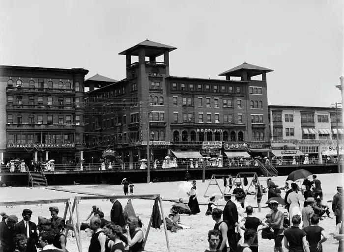 Framed Print : Bathing beach, Atlantic City, N.J. between 1900 and 1910. Creator: Unknown Framed Print : Bathing beach, Atlantic City, N.J. between 1900 and 1910. Creator: Unknown