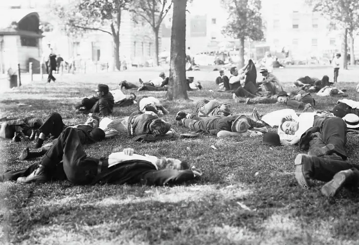 Framed Print : Battery Park on hot day, between c1910 and c1915. Creator: Bain News Service Framed Print : Battery Park on hot day, between c1910 and c1915. Creator: Bain News Service