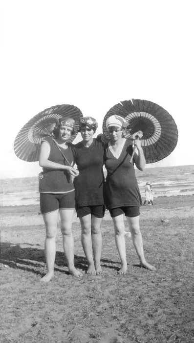 Framed Print : Beach goers, possibly Kirra Beach, Gold Coast, Queensland, 1925. Creator: Jack Bain Framed Print : Beach goers, possibly Kirra Beach, Gold Coast, Queensland, 1925. Creator: Jack Bain