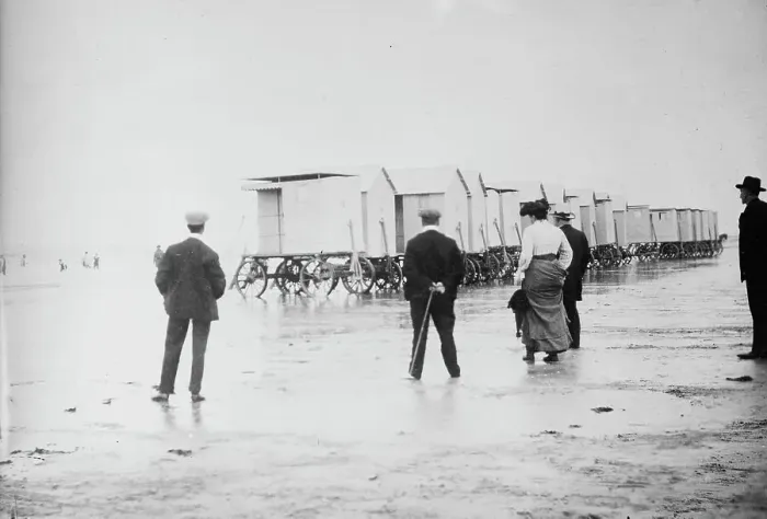Framed Print : Beach at Scheveningen, between c1910 and c1915. Creator: Bain News Service Framed Print : Beach at Scheveningen, between c1910 and c1915. Creator: Bain News Service