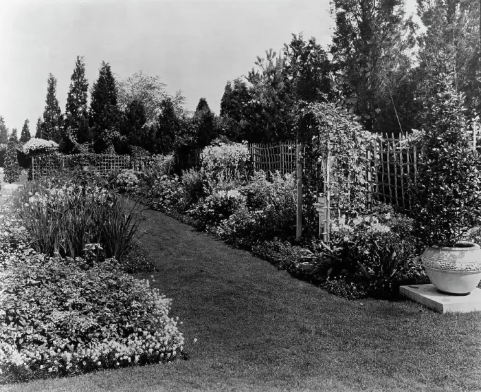 Framed Print : Beacon Hill House, Arthur Curtiss James house, Newport, Rhode Island, 1917. Creator: Frances Benjamin Johnston. Beacon Hill House, Arthur Curtiss James house, Newport, Rhode Island, 1917. Creator: Frances Benjamin Johnston