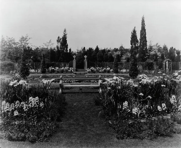 Framed Print : Beacon Hill House, Arthur Curtiss James house, Newport, Rhode Island, 1917. Creator: Frances Benjamin Johnston. Beacon Hill House, Arthur Curtiss James house, Newport, Rhode Island, 1917. Creator: Frances Benjamin Johnston