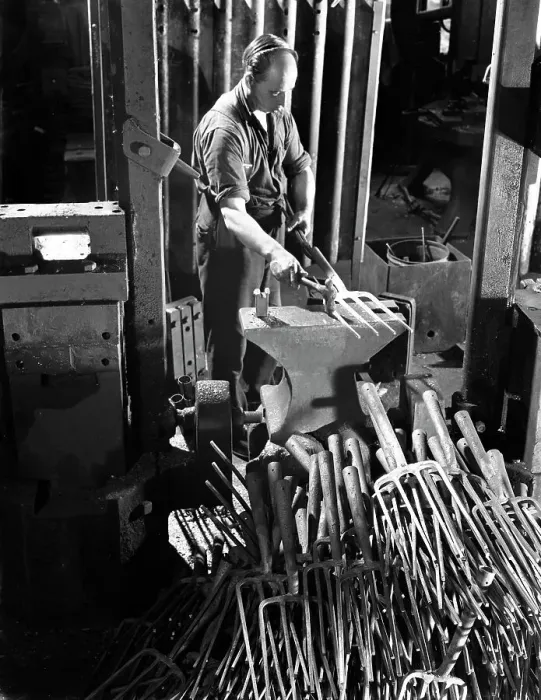 Framed Print : Beating hot garden forks, Ward & Payne Ltd, Sheffield, South Yorkshire, 1965 Framed Print : Beating hot garden forks, Ward & Payne Ltd, Sheffield, South Yorkshire, 1965