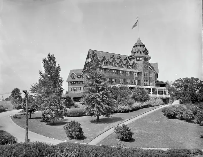 Framed Print : Beautiful Edgewood Inn, Greenwich, Conn. between 1905 and 1915. Creator: Unknown Framed Print : Beautiful Edgewood Inn, Greenwich, Conn. between 1905 and 1915. Creator: Unknown
