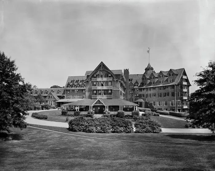 Framed Print : Beautiful Edgewood Inn, Greenwich, Conn. between 1905 and 1915. Creator: Unknown Framed Print : Beautiful Edgewood Inn, Greenwich, Conn. between 1905 and 1915. Creator: Unknown